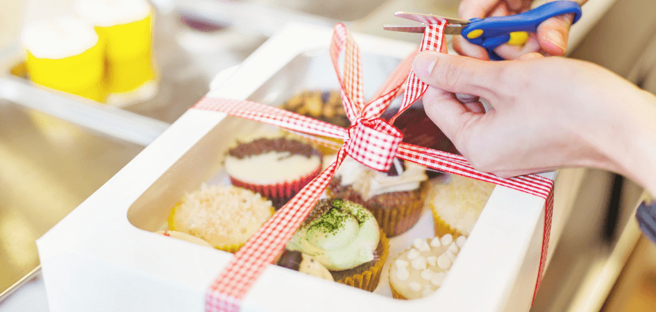 Transparent windows on cake boxes